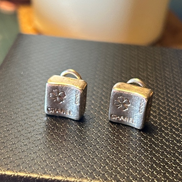282. 🍀Vintage CHANEL Silver Square Clover Clip on Earrings - Picture 5 of 9